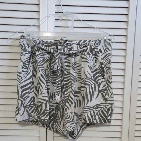 cali 1850 Pants - Gray and White High Waist Paper Bag Shorts